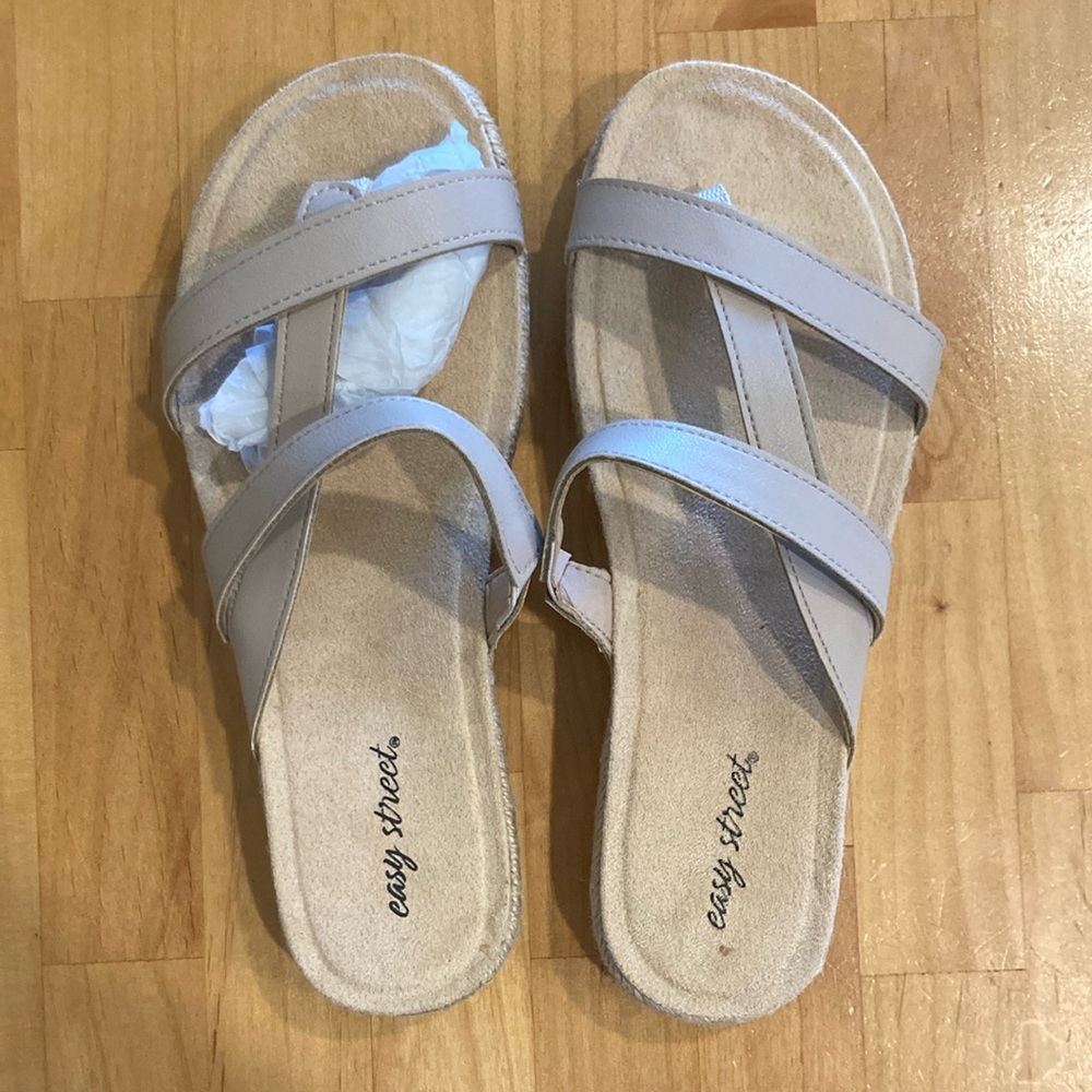NWOT EASY STREET BIEGE SANDALS 6.5